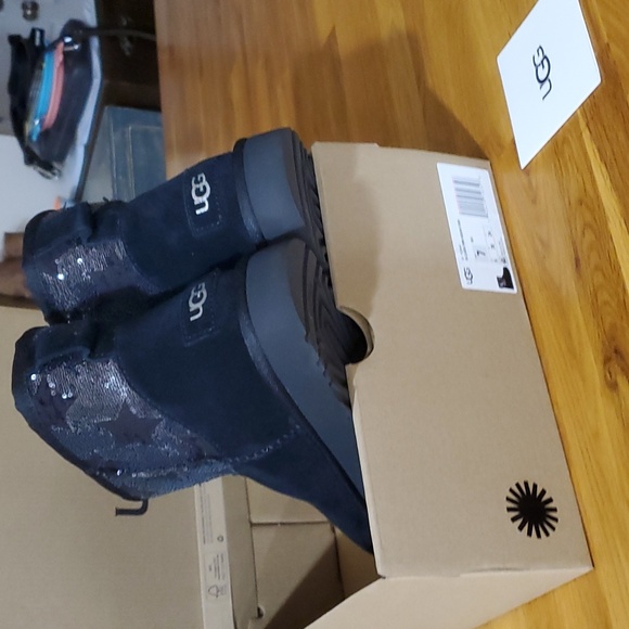 ❌️SOLD❌️ UGG  booties - Picture 4 of 7